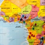 Digitale Ketten: Wie Klickfarmen Ausbeutung und Neokolonialismus verstärken