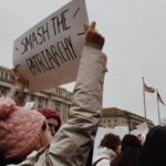 Wenn Macht unsichtbar wird: Wie Männerprivilegien die Ausbeutung von Frauen beeinflussen
